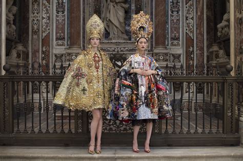 dolce gabbana sfilata napoli|Dolce & Gabbana Alta Moda: 100 abiti in passerella a Napoli.